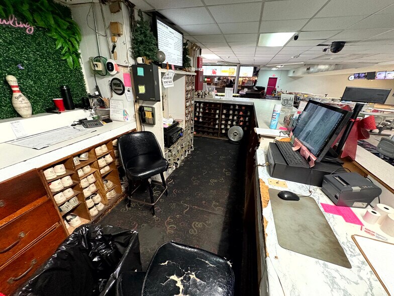 More Photos Of 4180 Pinkston St, Beaumont Bowling Alley For Sale