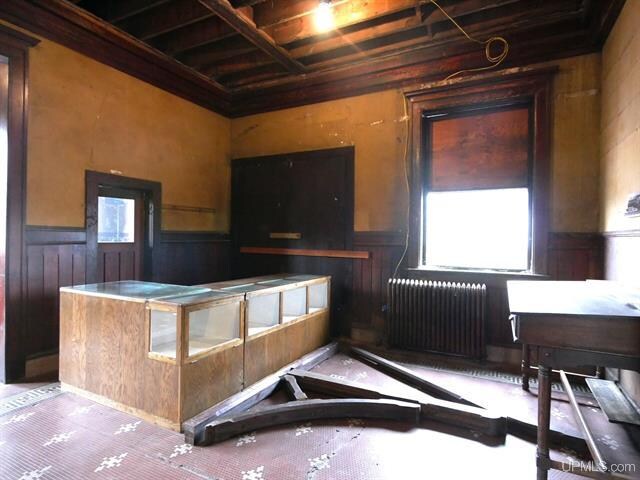 More Photos Of 808 Oak St, Calumet Office For Sale