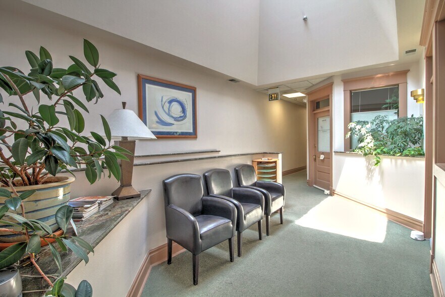 More Photos Of 1137-1141 Pearl St, Boulder Storefront Retail Office For Lease