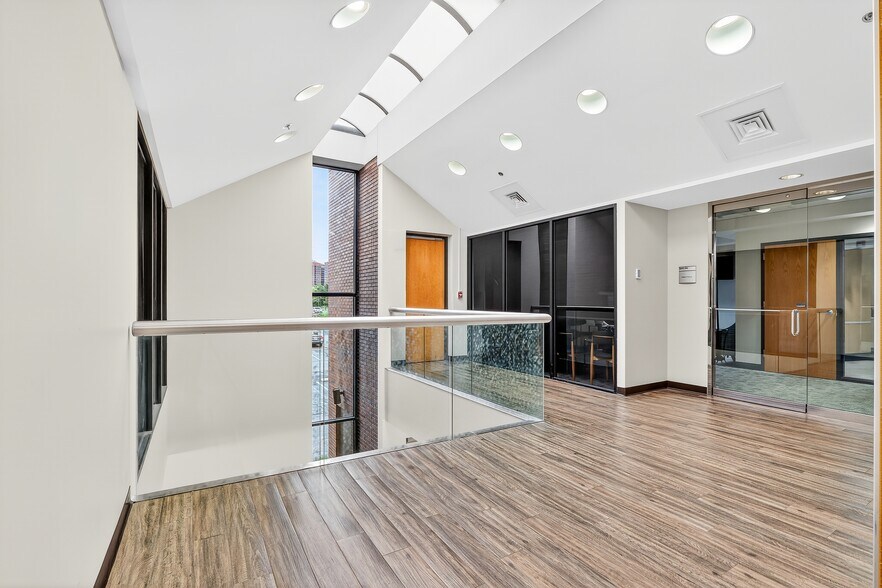 More Photos Of 8888 Ladue Rd, Ladue Medical For Lease