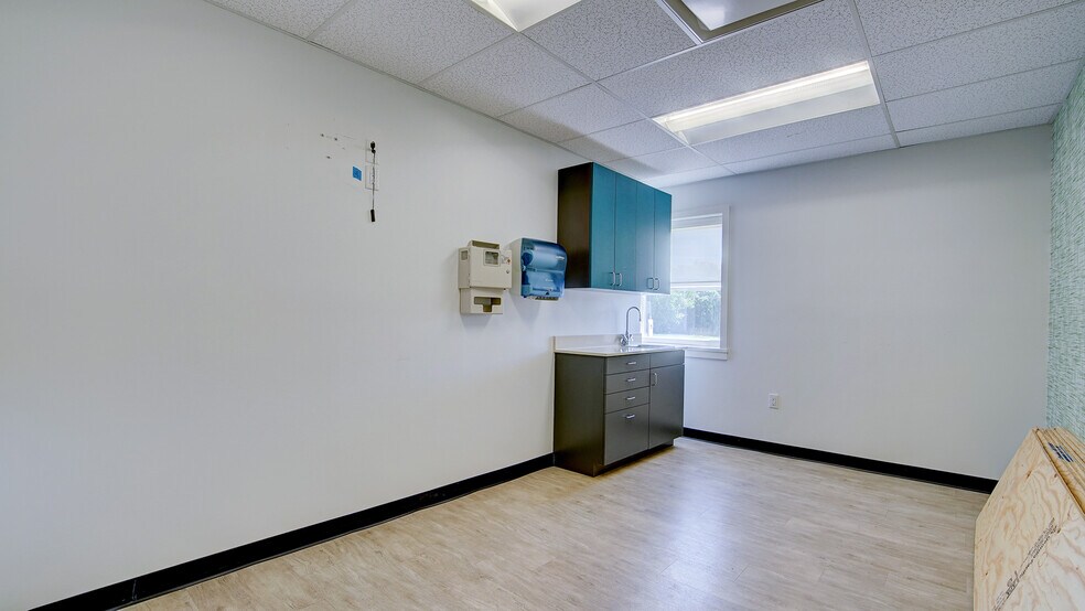 More Photos Of 2 Kings Hwy, Middletown Medical For Lease