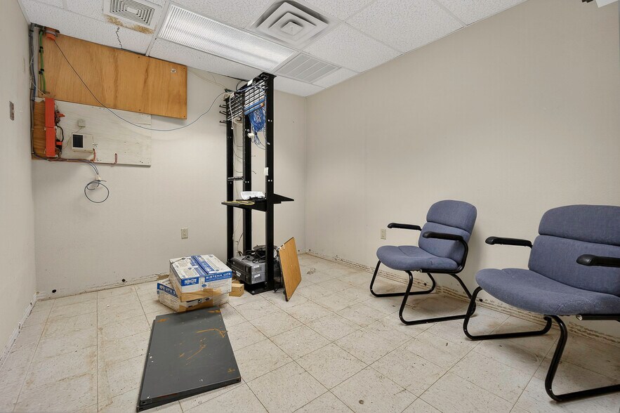 More Photos Of 1400 N Kennedy Ave, Shawnee Office For Sale