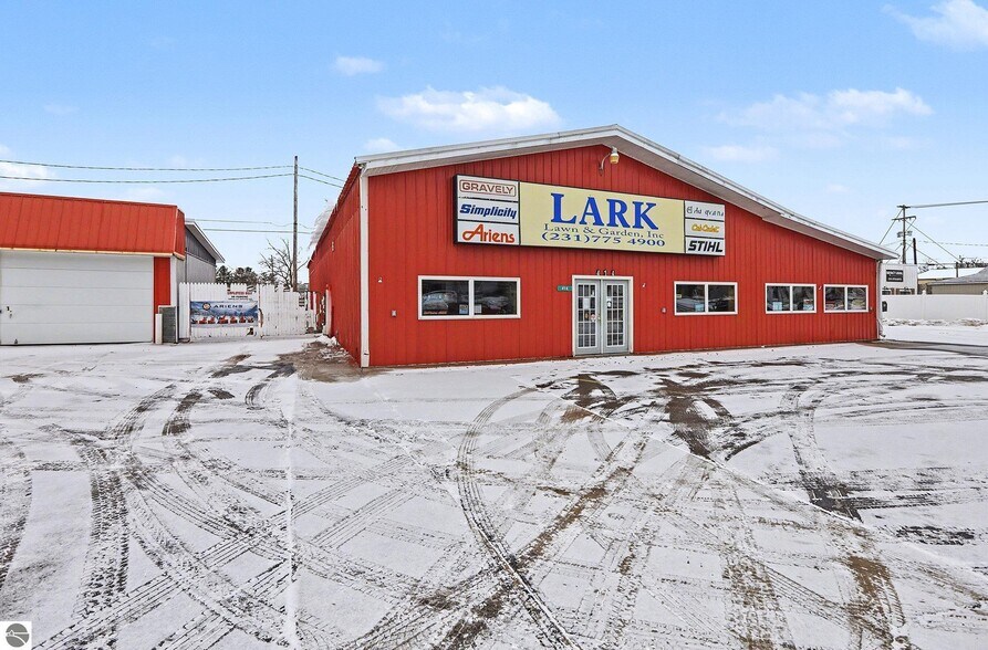 More Photos Of 414 S Mitchell St, Cadillac General Retail For Lease