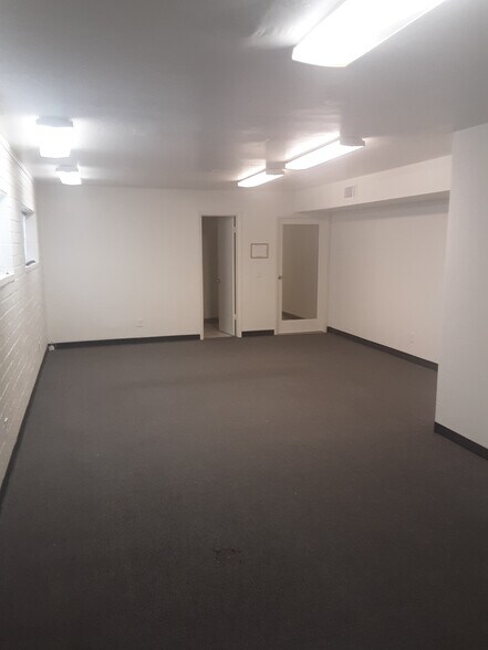 More Photos Of 2412 W Greenway Rd, Phoenix Office For Lease