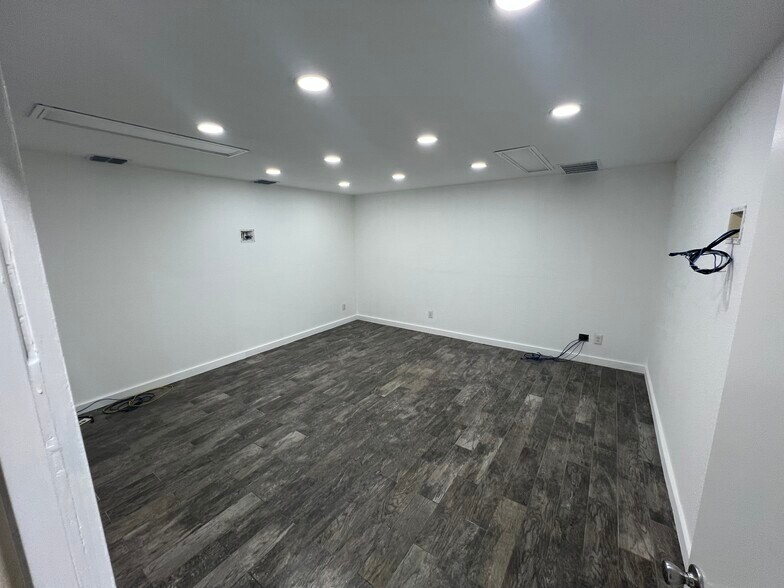 More Photos Of 12106 Valliant St, San Antonio Warehouse For Lease