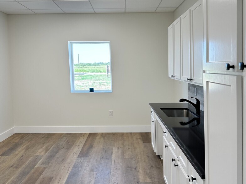 More Photos Of 1704 Westair, Gainesville Warehouse For Sale