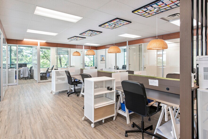 More Photos Of 2030 Bristol Cir, Oakville Office For Lease