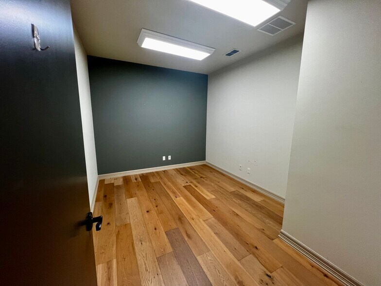 More Photos Of 11818 Warfield St, San Antonio Service For Lease