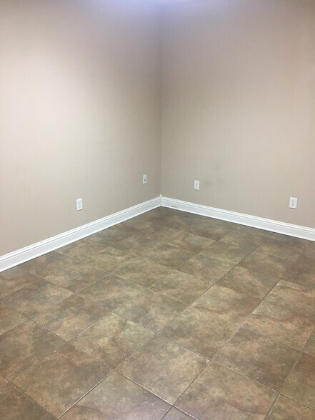 More Photos Of 5103 Estes Pky, Longview Self Storage For Lease