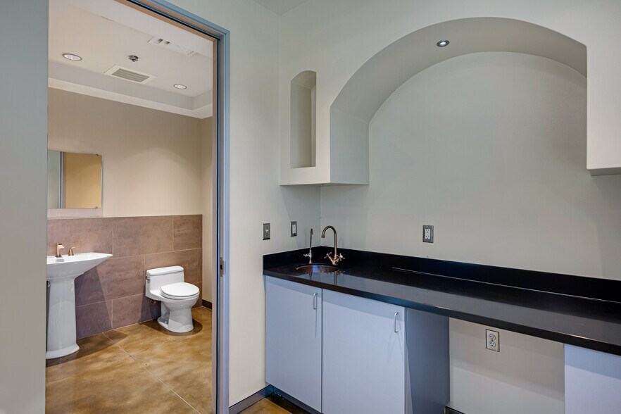 More Photos Of 1850 E Riverview Dr, Phoenix Manufacturing For Sale