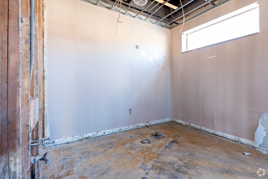 More Photos Of 515 N Monroe St, Litchfield Medical For Sale