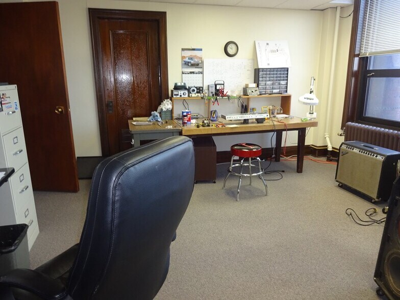 More Photos Of 201 N Penn Ave, Independence Office For Sale