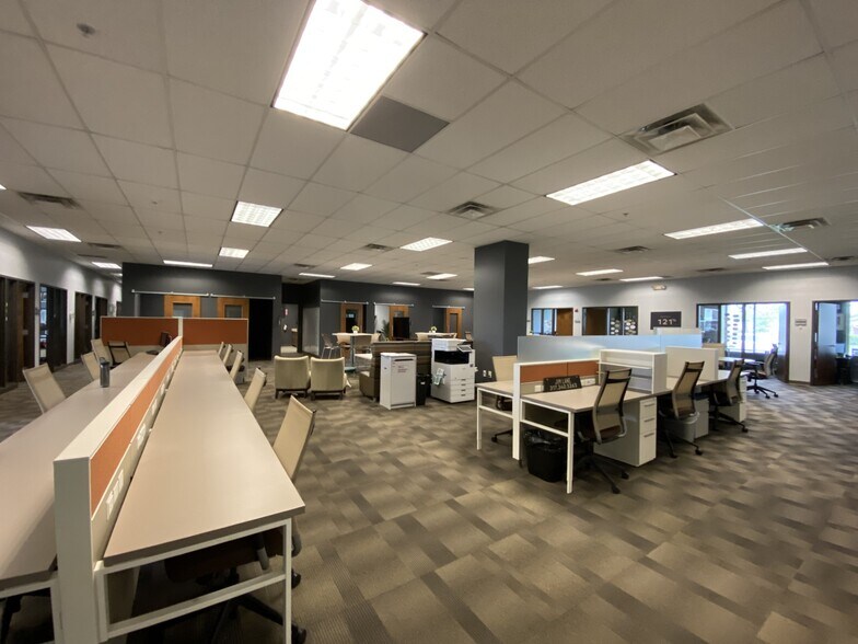 More Photos Of 4929 E 96th St, Indianapolis Office For Lease
