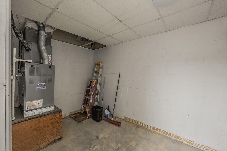 More Photos Of 5704 James Ave, Fort Worth Storefront Retail Office For Sale