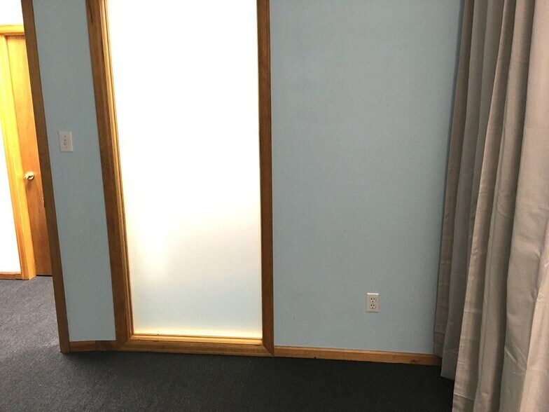 More Photos Of 423 Main St, Windsor Office For Lease