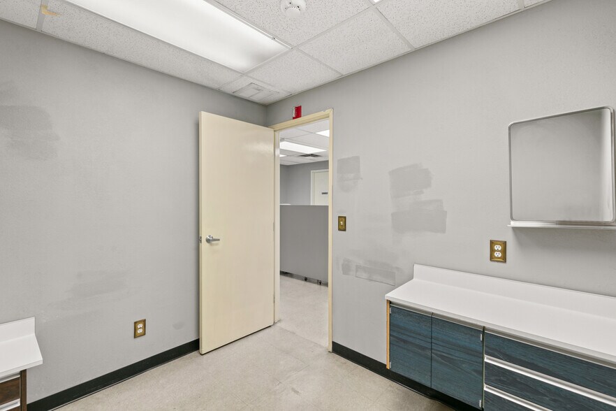 More Photos Of 872 E Sahara Ave, Las Vegas Medical For Lease