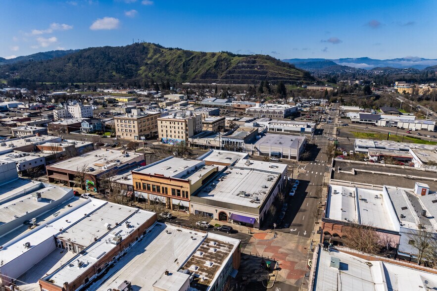 More Photos Of 622-630 SE Jackson St, Roseburg Storefront For Sale