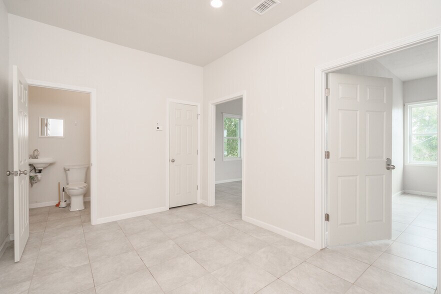 More Photos Of 1919 Drummond Ave, Panama City Distribution For Lease