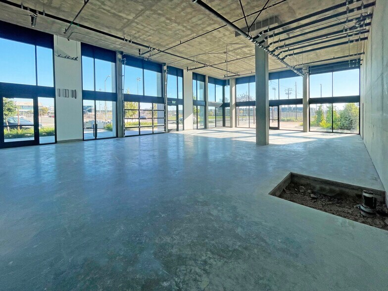 More Photos Of 2121 Wood St, Oakland Flex For Lease