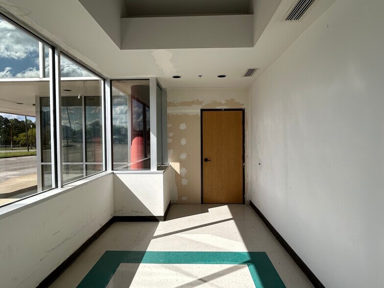 More Photos Of 3215 W Oak St, Palestine Medical For Lease