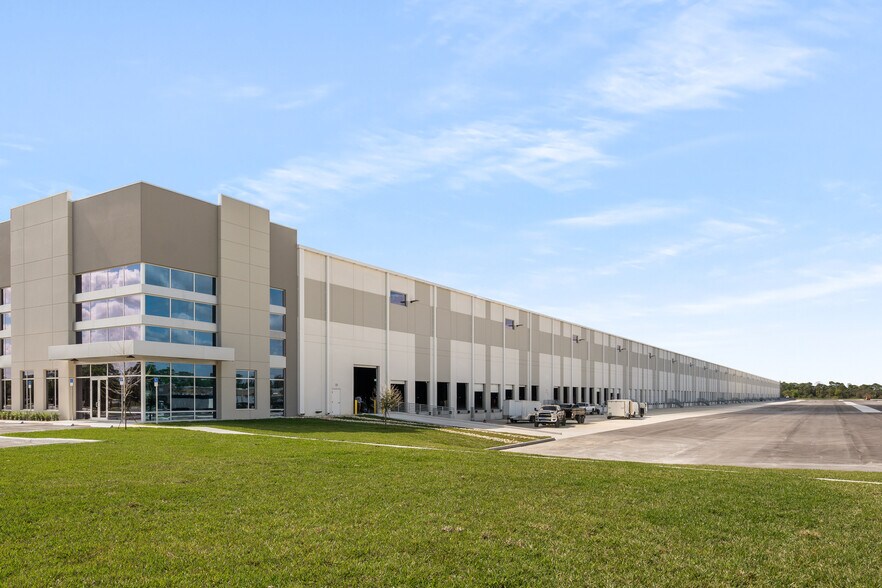More Photos Of 5001 Crossroads Pky, Fort Pierce Warehouse For Lease
