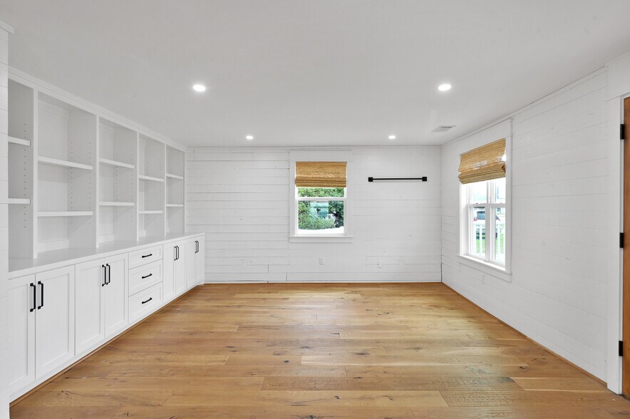 More Photos Of 724 W Main St, Tomball Storefront Retail Office For Sale