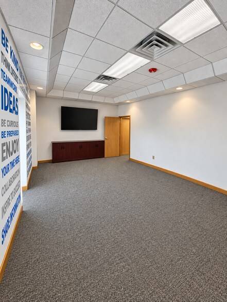 More Photos Of 302-304 Ohio St, Oshkosh Office For Sale
