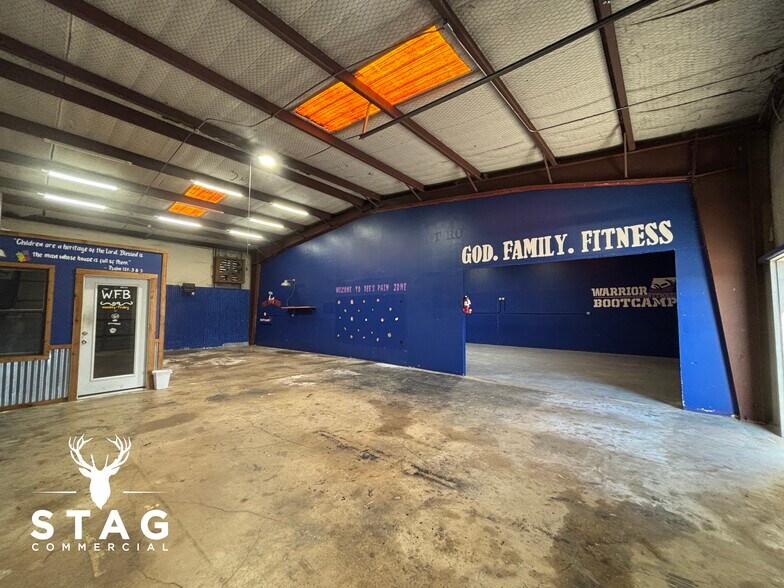 More Photos Of 3916 E McKinney St, Denton Warehouse For Lease