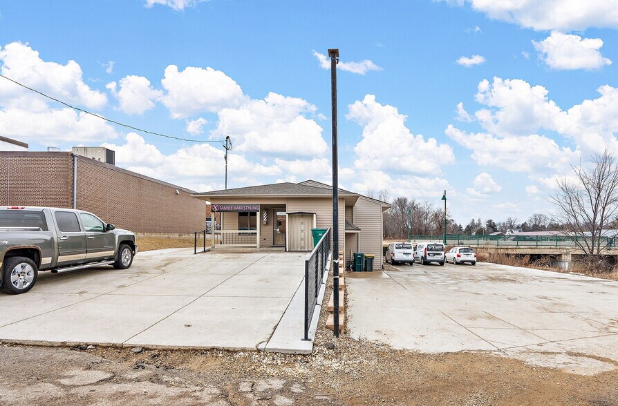 More Photos Of 101 S Main St, Pine Island General Retail For Sale