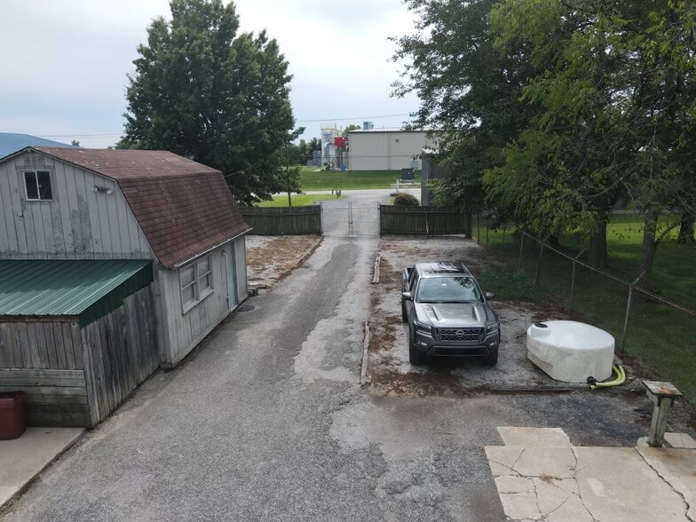 More Photos Of 910 Industrial Blvd, New Albany Flex For Sale