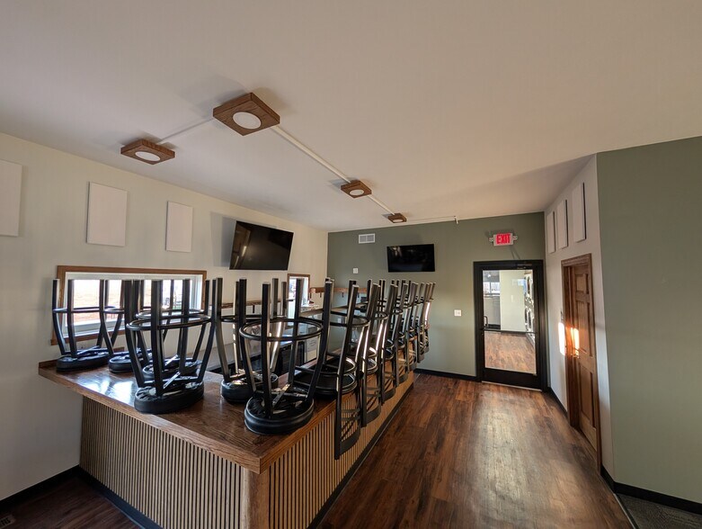 More Photos Of 518 W Main St, Kirkland Freestanding For Sale