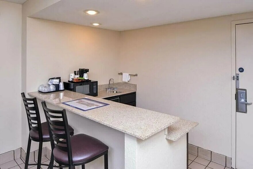 More Photos Of 1607 E Highway 50, Yankton Hotel For Sale