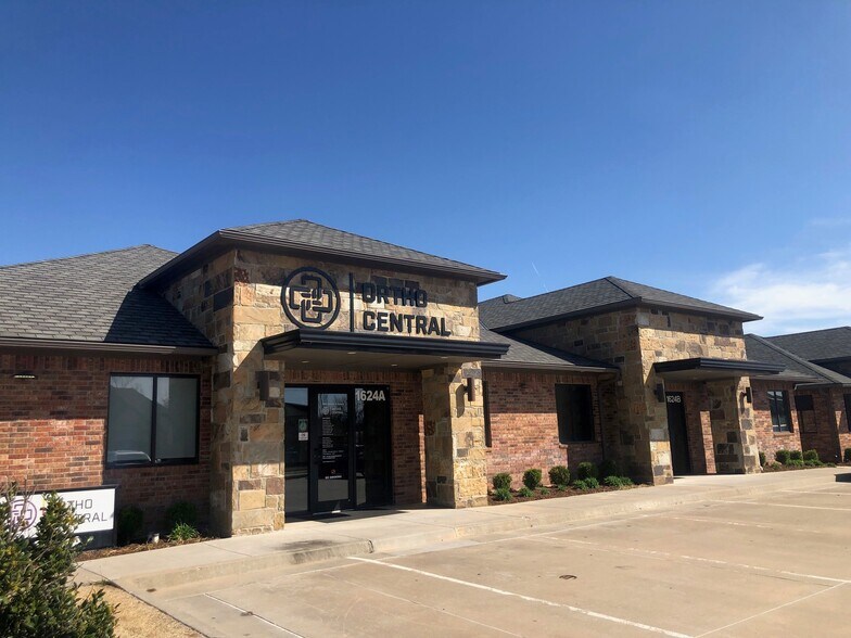 More Photos Of 1624 Midtown Plz, Midwest City Office For Lease