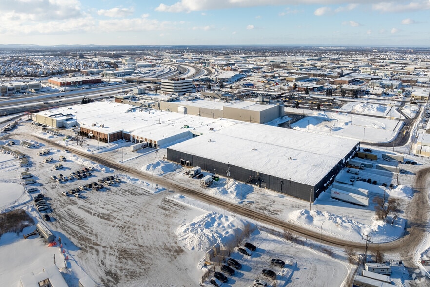 More Photos Of 2117-2129 Rue Berlier, Laval Manufacturing For Lease