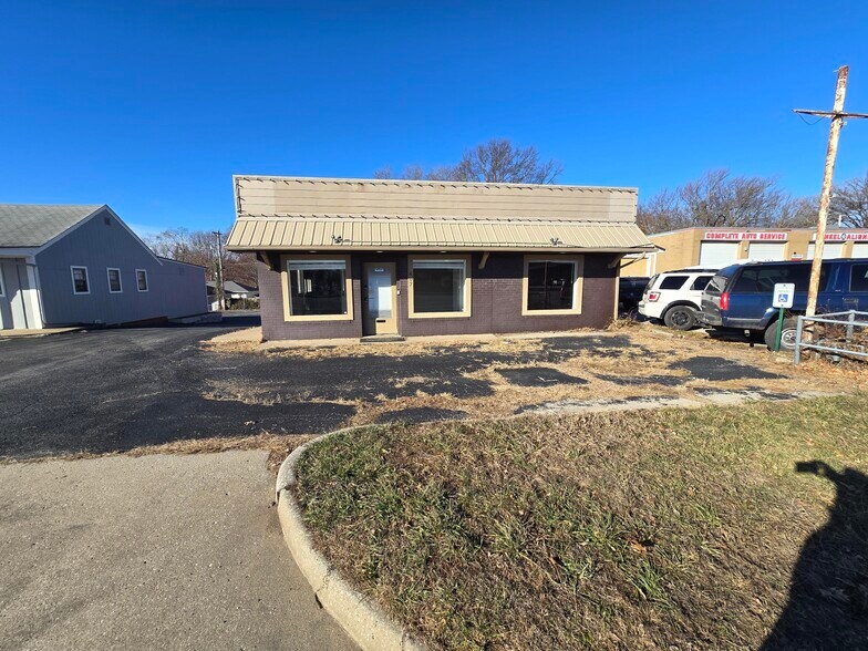 Primary Photo Of 407 SW Mo-7 Hwy, Blue Springs Freestanding For Sale