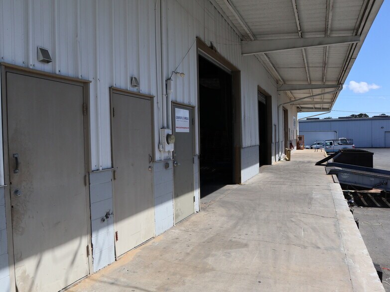 More Photos Of 572-2 Appleyard Dr, Tallahassee Warehouse For Lease