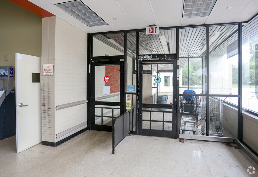 More Photos Of 11625 Fox Rd, Indianapolis Supermarket For Lease