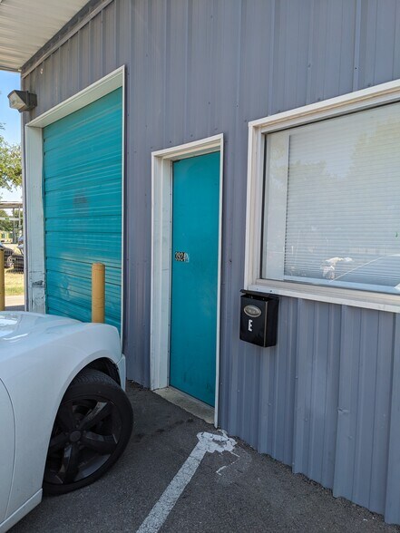 More Photos Of 3924 Woodbury Dr, Austin Warehouse For Lease