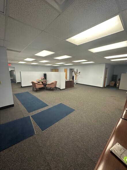 More Photos Of 1810 Joseph Lloyd Pky, Willoughby Flex For Sale