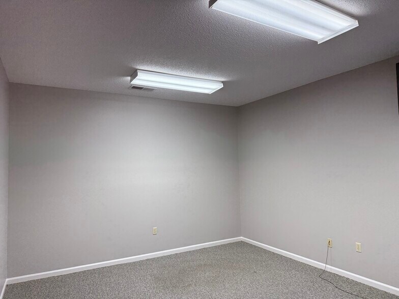 More Photos Of 2820 Summer Oaks Dr, Bartlett Office For Sale