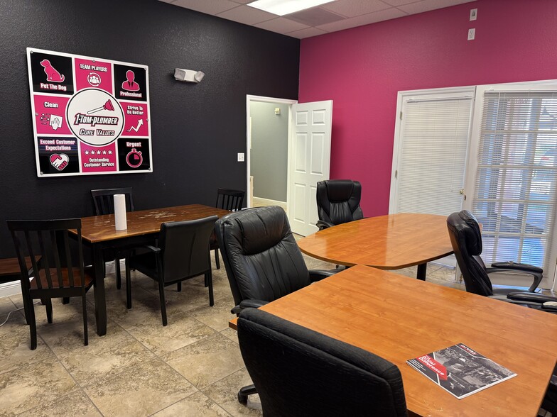 More Photos Of 6381 Corporate Park Cir, Fort Myers Research And Development For Lease