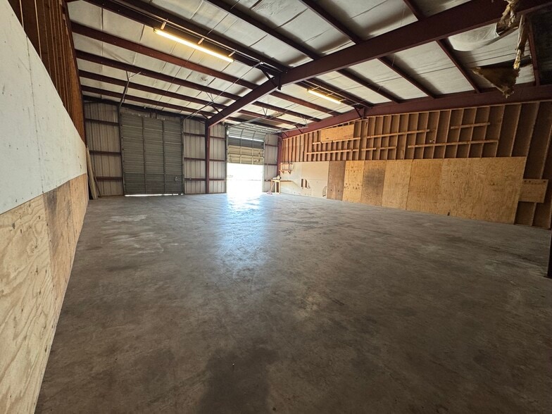 More Photos Of 6941 W Old Nasa Blvd, Melbourne Warehouse For Lease