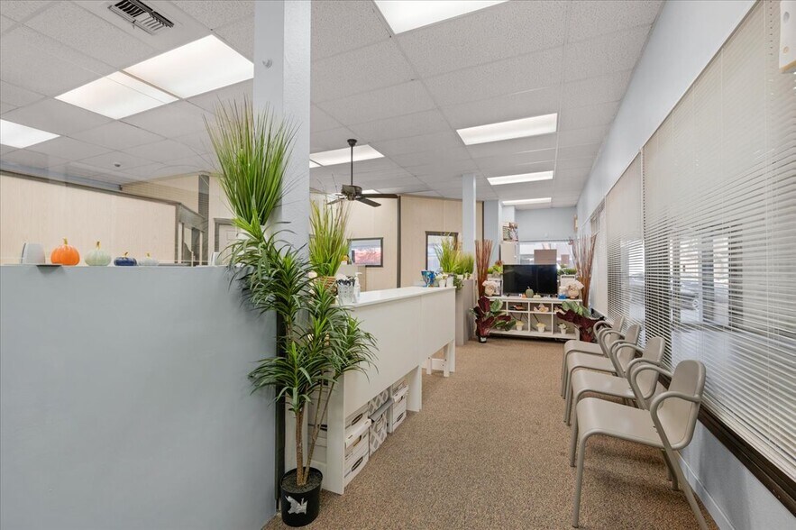 More Photos Of 339 W D St, Lemoore Storefront For Sale
