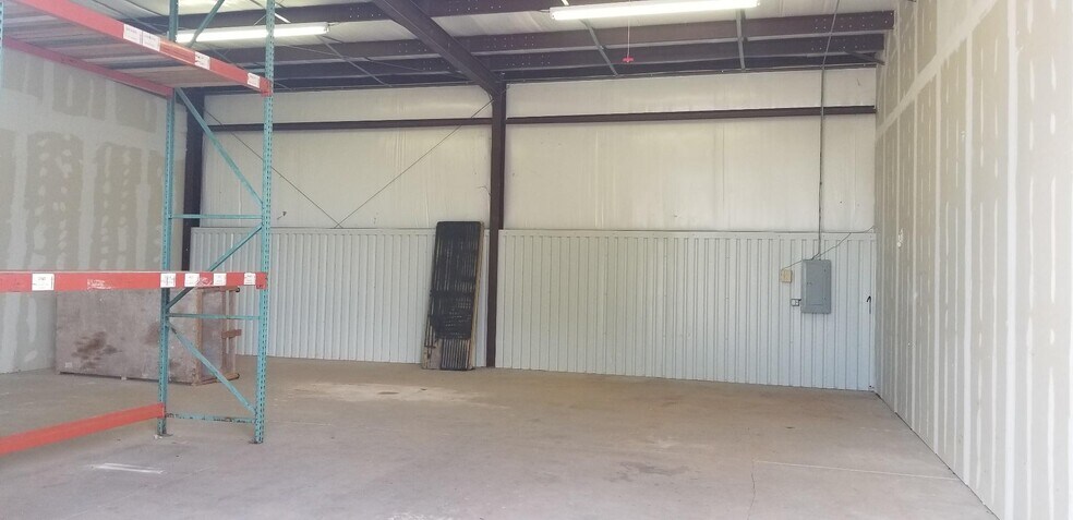More Photos Of 3531-3547 MacDonnell Ave, Norman Warehouse For Lease