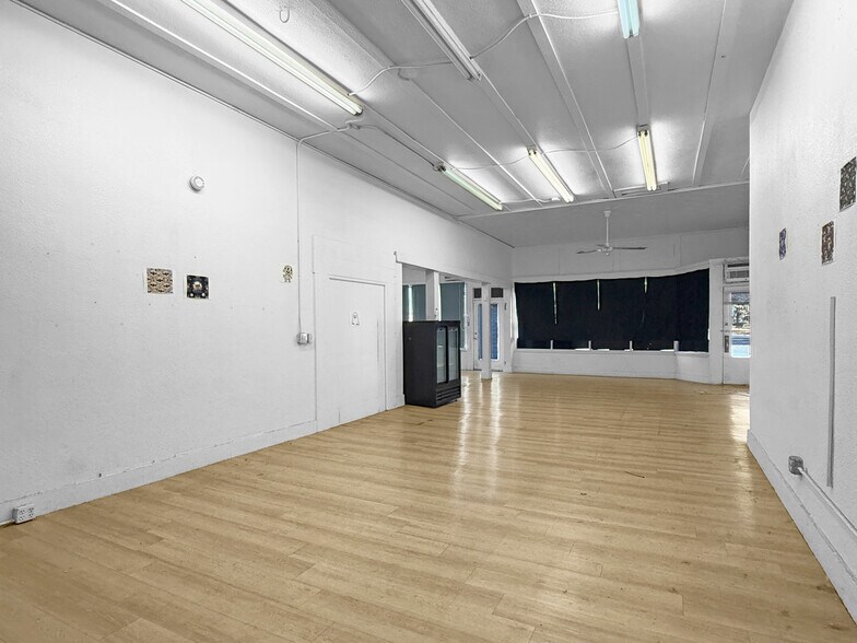 More Photos Of 2102 E 14th St, Des Moines General Retail For Sale