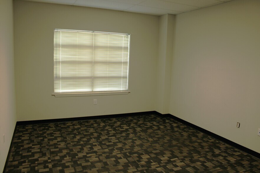 More Photos Of 499 Jessen Ln, Charleston Industrial For Lease