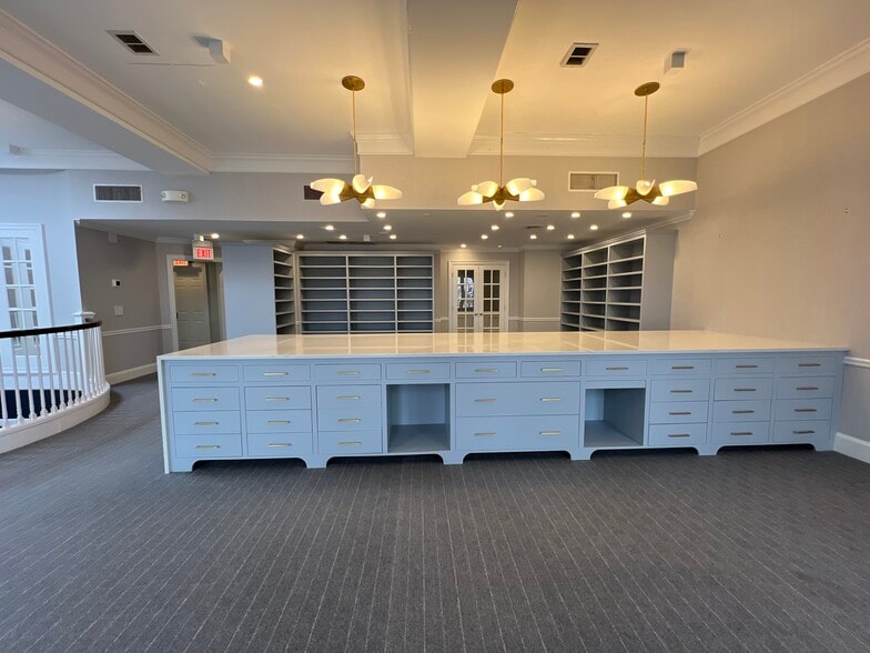 More Photos Of 21 South Ave, New Canaan Storefront Retail Office For Lease
