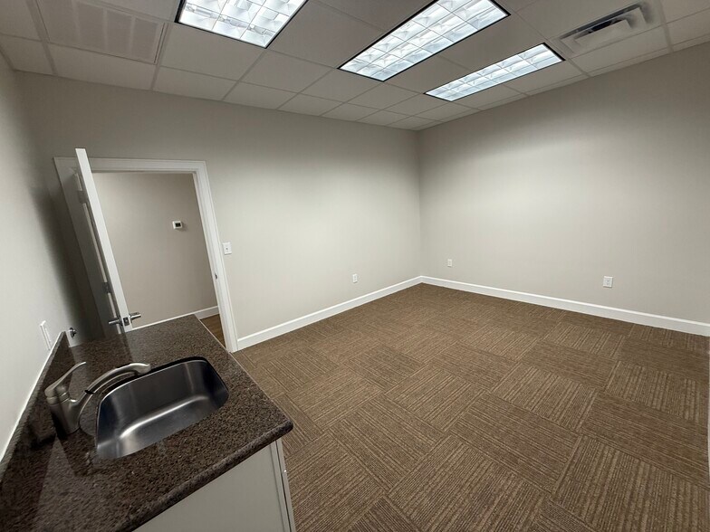 More Photos Of 7115 FM 2920, Spring Unknown For Lease