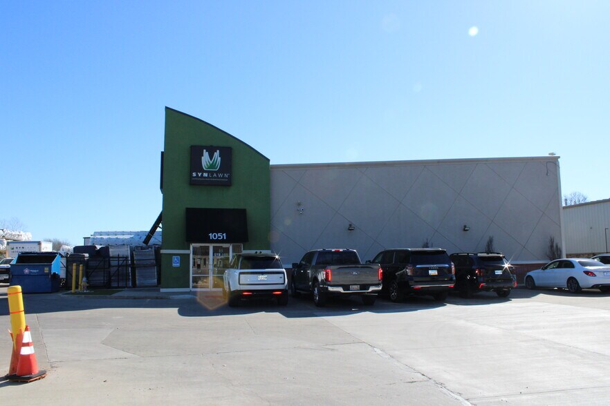 More Photos Of 1051 SE Century Dr, Lee's Summit Freestanding For Sale