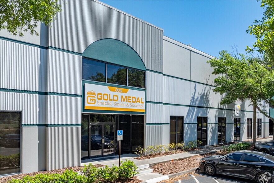 More Photos Of 9208 Palm River Rd, Tampa Warehouse For Lease